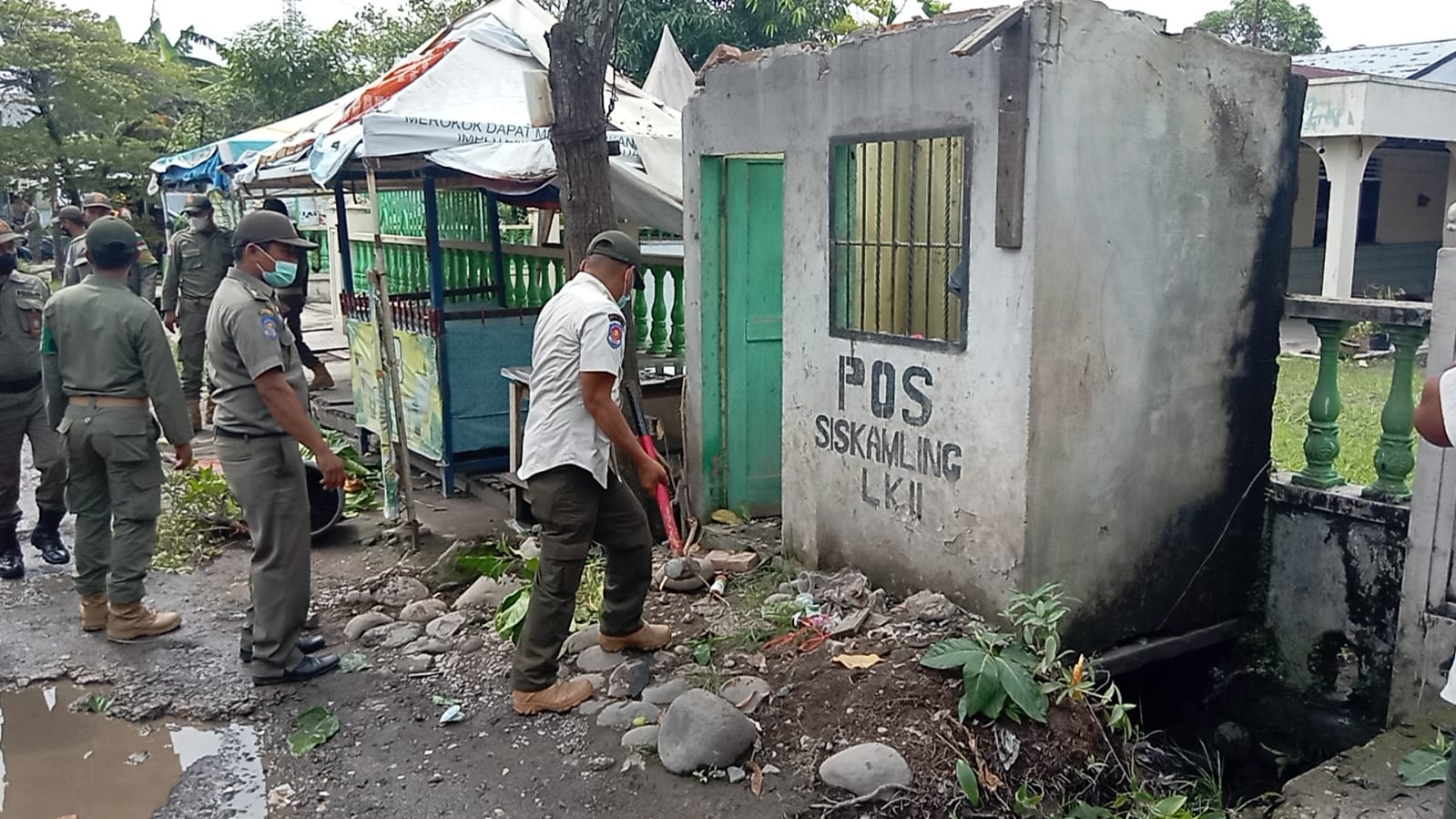 Satpol PP Kota Bersama Unsur Forkopimda Kota Medan, Melakukan Penertiban Pos Kamling Yang Berada di atas Drinase di Wilayah Kecamatan Medan Helvetia